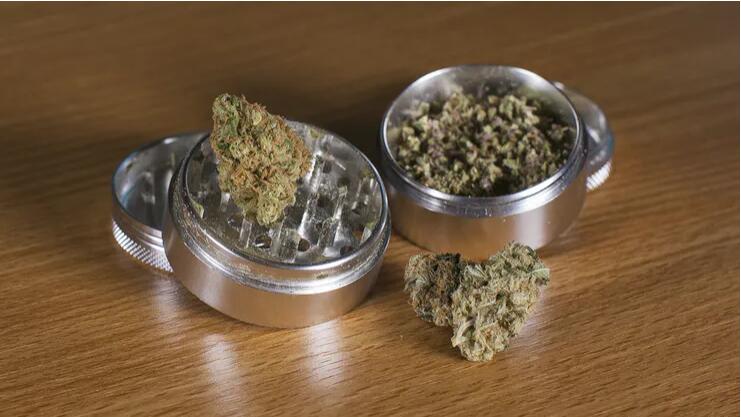 What Is a Grinder and How Do You Use It for Dry Herb?